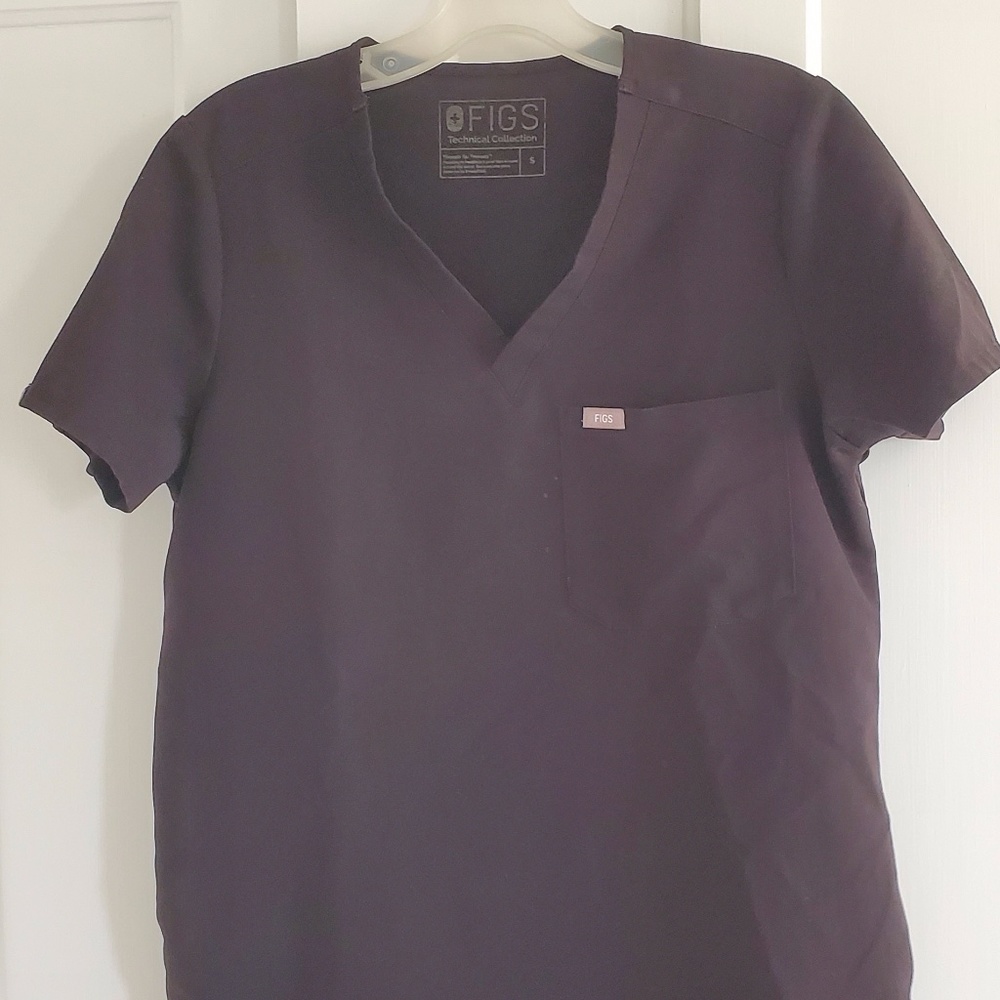 Catarina one-pocket scrub top